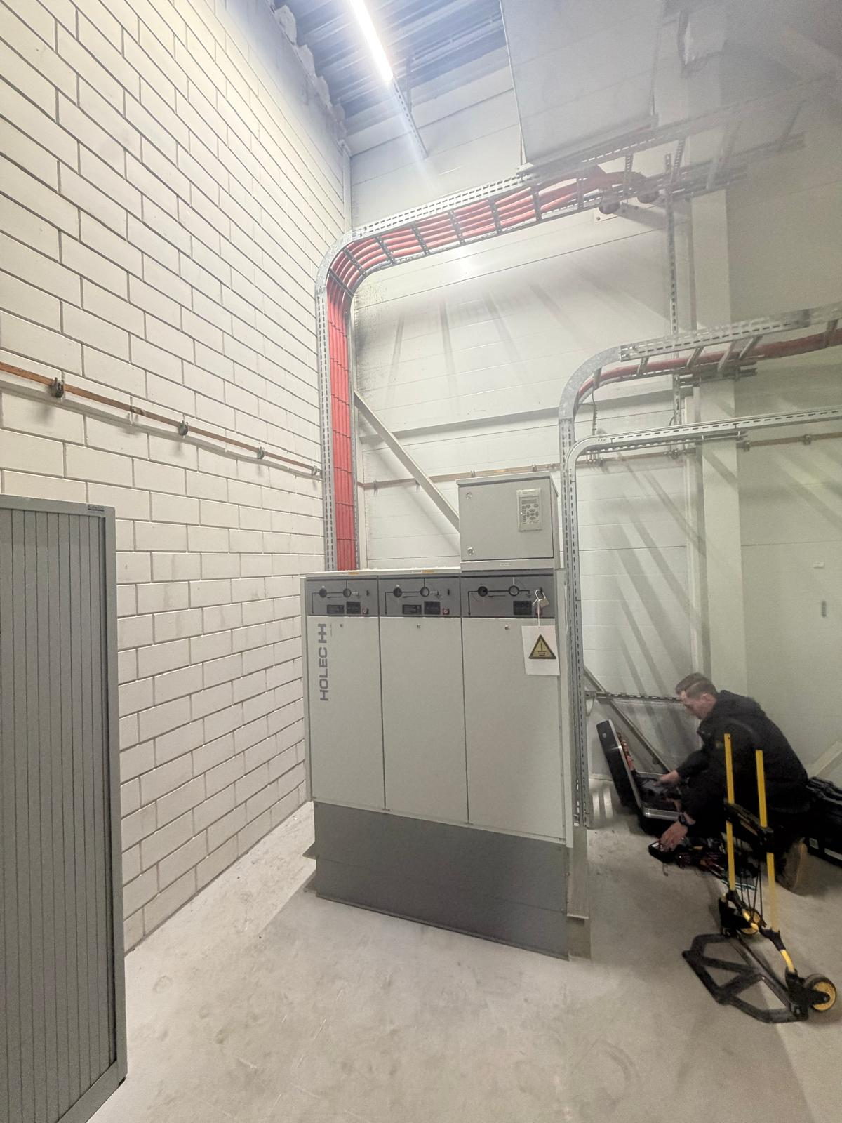 Monteur van RSK Elektrotechniek bij de middenspanningsinstallatie op locatie Grolsch