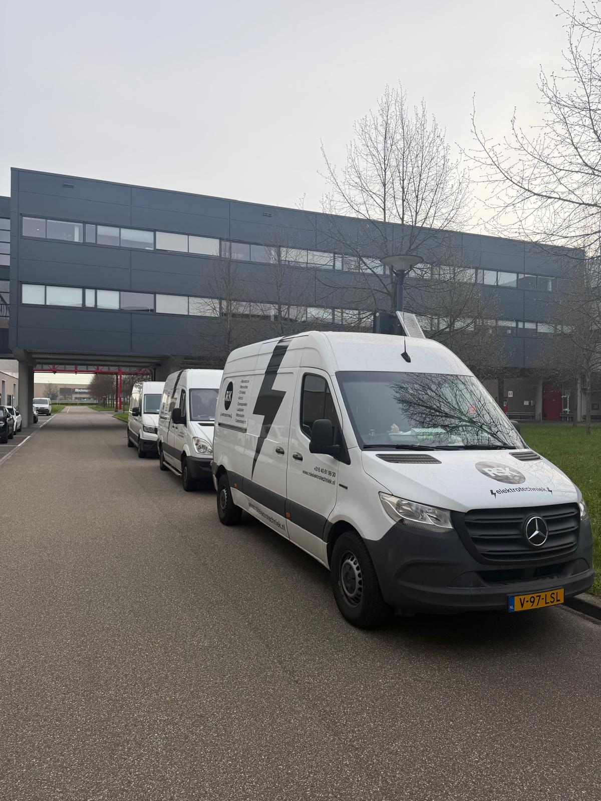 Servicebussen van RSK Elektrotechniek voor een bedrijfspand