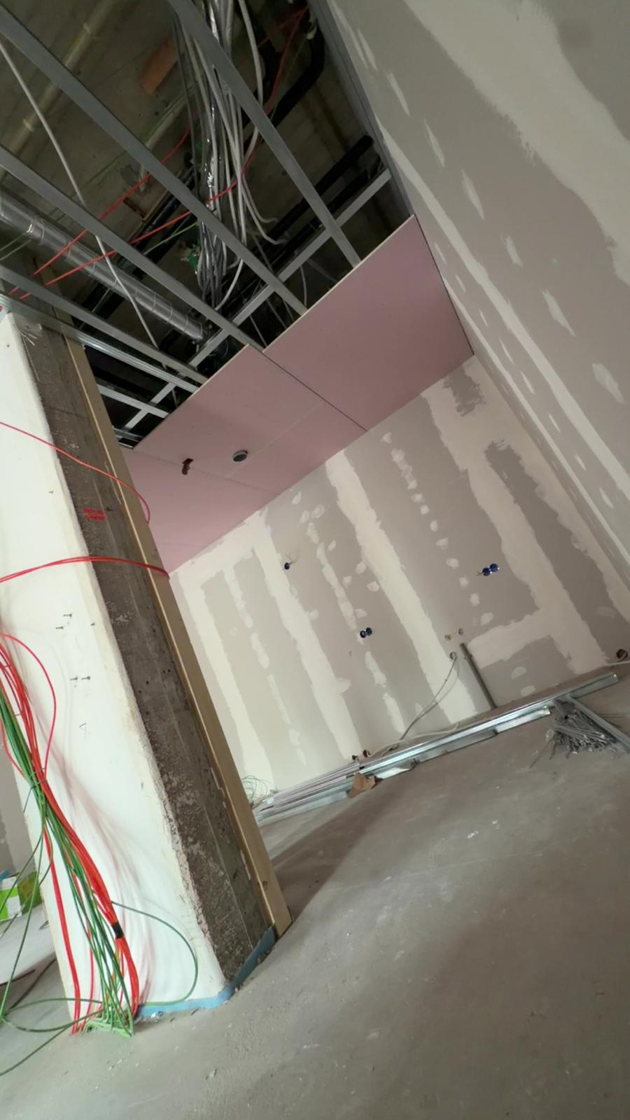 Bedrading en wandcontactdozen in de ruwbouwfase van een appartement in Groenlo