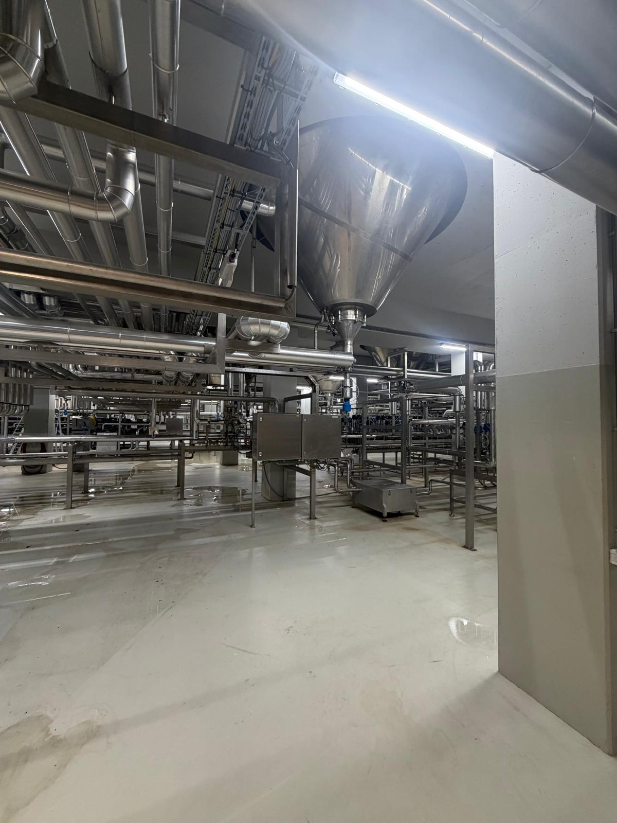 Kabelgoten en besturingskasten langs de proceslijnen bij Grolsch