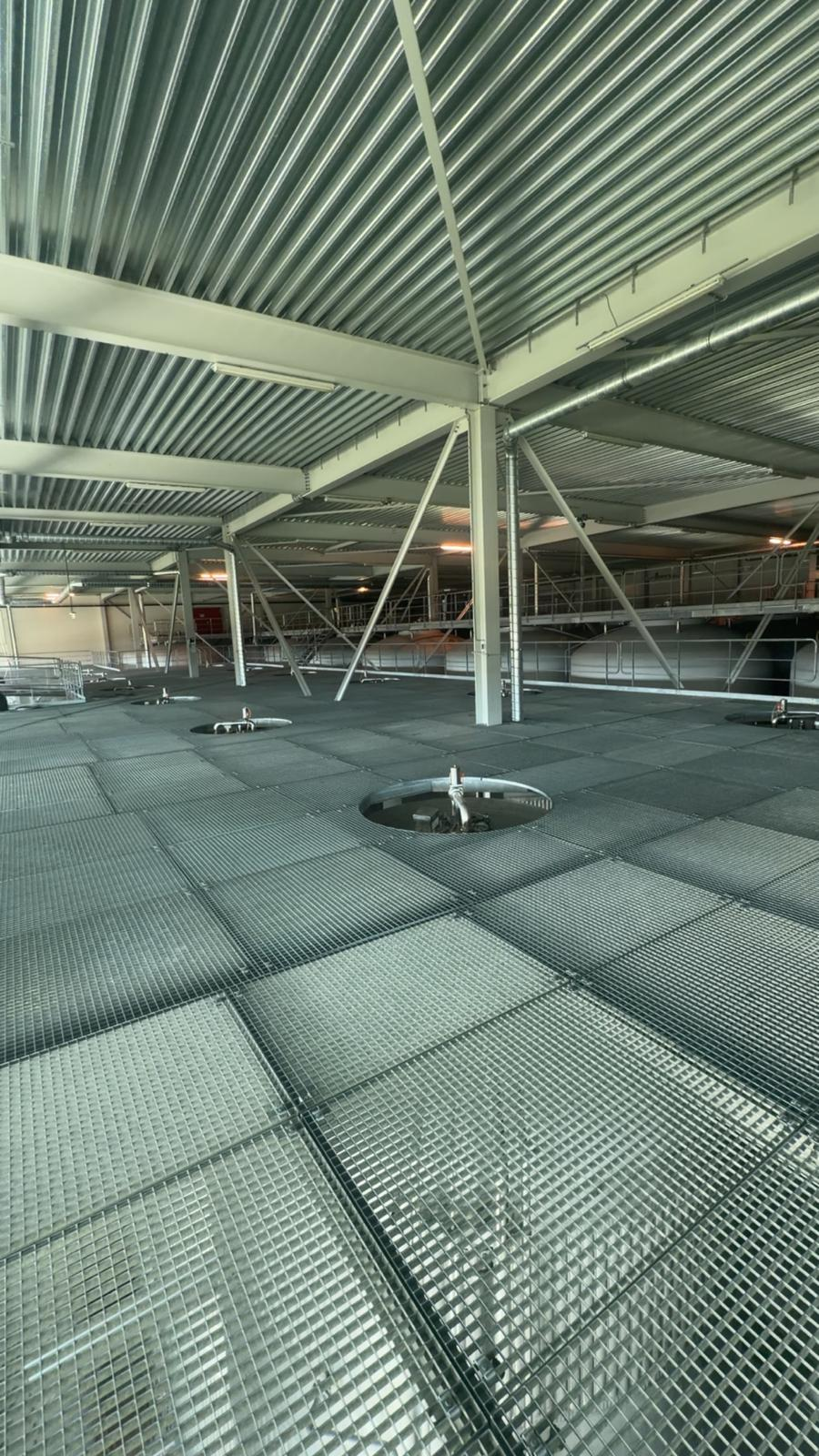 Tankdek met roosterwerk en installatiewerk bij Grolsch
