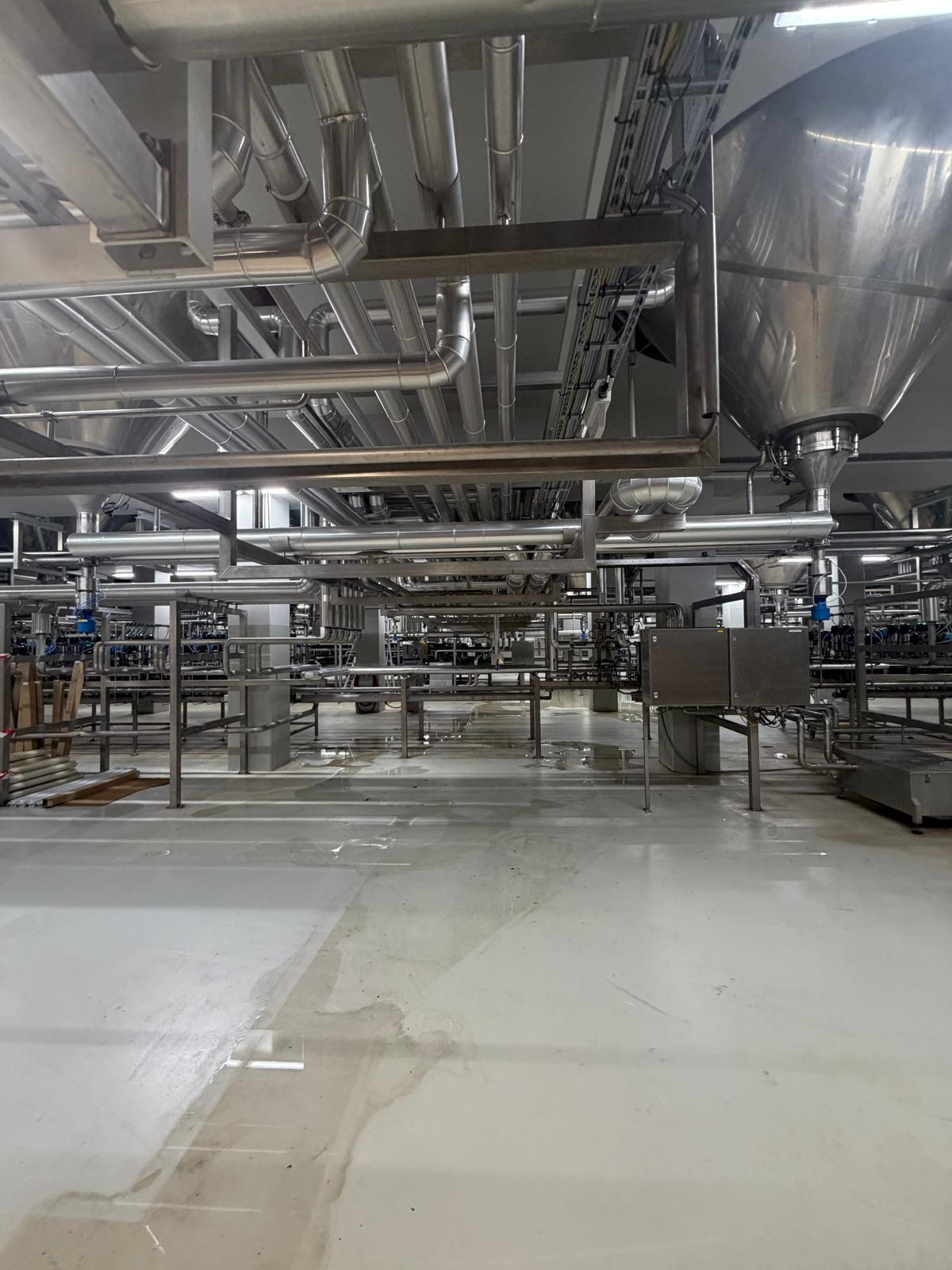 Overzicht van de productiehal met elektrotechnische infrastructuur bij Grolsch